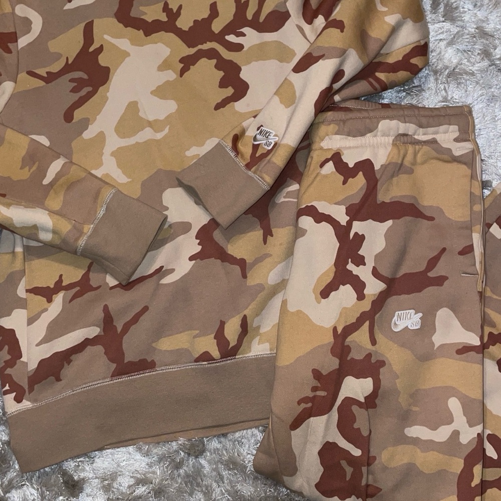 Nike SB Camo Jogger Set